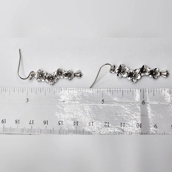🟢3/$19🟢 Forget-Me-Not Silver Flower Dangle Earrings PIERCED Brand New - Picture 4 of 5